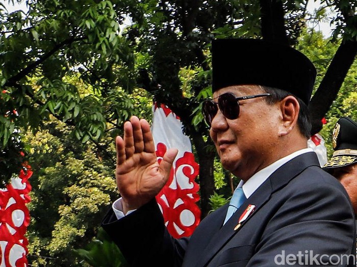 Presiden Prabowo Subianto dan Menteri Pertahanan Sjafrie Sjamsoeddin telah selesai menjalani penyerahan memorandum di Kementerian Pertahanan (Kemhan), Selasa (22/10/2024). Prabowo dan Sjafrie kemudian naik mobil Maung bareng sambil menyapa warga.
