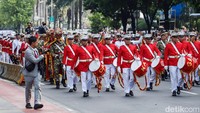 Prabowo meninggalkan Kemhan diiringi marching band.  