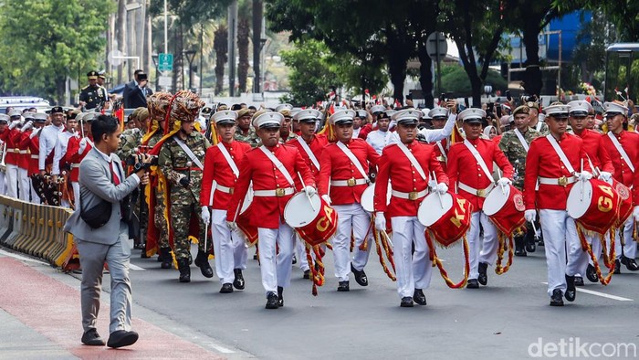 Presiden Prabowo Subianto dan Menteri Pertahanan Sjafrie Sjamsoeddin telah selesai menjalani penyerahan memorandum di Kementerian Pertahanan (Kemhan), Selasa (22/10/2024). Prabowo dan Sjafrie kemudian naik mobil Maung bareng sambil menyapa warga.