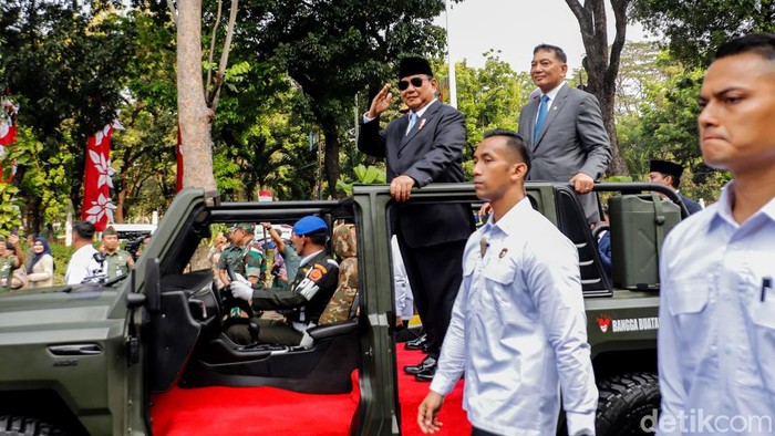 Momen Prabowo Naik Maung Usai Serah Terima Memorandum Menhan Presiden Prabowo Subianto dan Menteri Pertahanan Sjafrie Sjamsoeddin telah selesai menjalani penyerahan memorandum di Kementerian Pertahanan (Kemhan), Selasa (22/10/2024). Prabowo dan Sjafrie kemudian naik mobil Maung bareng sambil menyapa warga.