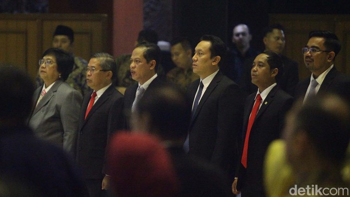 Mantan Menteri LHK Siti Nurbaya serah terima jabatan kepada dua menteri Kabinet Merah Putih. Sebelumnya Prabowo memecah KLHK menjadi dua kementerian.