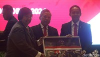 Pantauan detikcom, Selasa (22/10/2024), kedua menteri baru itu disambut langsung Siti Nurbaya di Auditorium Manggala Wanabakti KLHK. Kemudian kedua menteri dan dua wamen langsung melakukan sertijab di hadapan pegawai dan undangan.