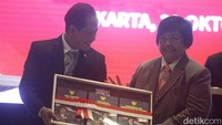 Hanif Faisol lebih dulu menandatangani berita acara sertijab, disusul Raja Juli. Kemudian disusul dua wamennnya.