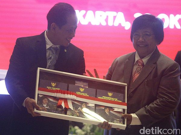 Momen Siti Nurbaya Sertijab ke Menteri Lingkungan Hidup dan Menteri Kehutanan