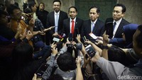 Sebelumnya, Prabowo Subianto resmi melantik jajaran Kabinet Merah Putih. Terdapat tujuh menteri koordinator (menko), 41 menteri, dan enam pejabat setingkat menteri dalam kabinet ini.