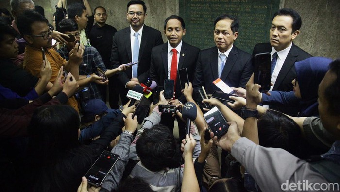 Mantan Menteri LHK Siti Nurbaya serah terima jabatan kepada dua menteri Kabinet Merah Putih. Sebelumnya Prabowo memecah KLHK menjadi dua kementerian.
