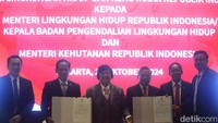 Mantan Menteri LHK Siti Nurbaya serah terima jabatan kepada dua menteri Kabinet Merah Putih. Siti Nurbaya menjalani sertijab dengan dua menteri karena Prabowo memecah KLHK menjadi dua kementerian. Keduanya adalah Menteri Lingkungan Hidup atau Badan Pengendalian Lingkungan Hidup Hanif Faisol Nurofiq dan Menteri Kehutanan Raja Juli.