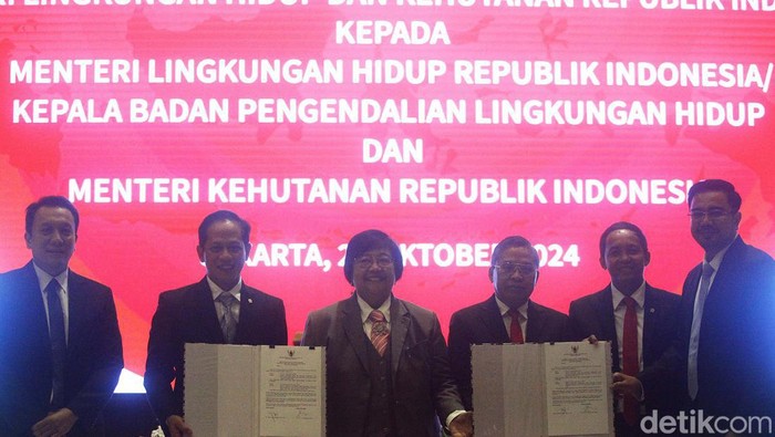 Momen Siti Nurbaya Sertijab ke Menteri Lingkungan Hidup dan Menteri Kehutanan Mantan Menteri LHK Siti Nurbaya serah terima jabatan kepada dua menteri Kabinet Merah Putih. Sebelumnya Prabowo memecah KLHK menjadi dua kementerian.