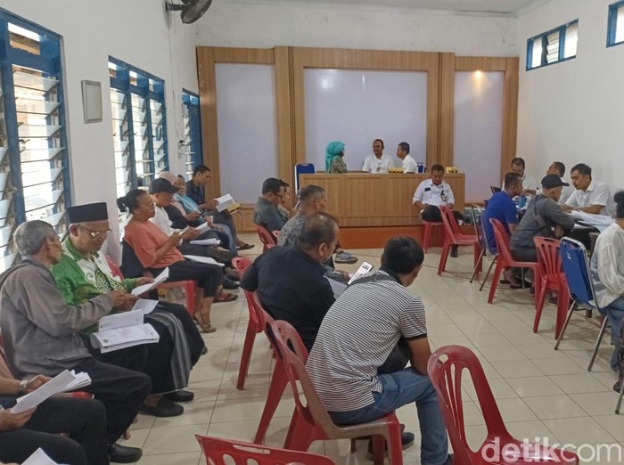 Musyawarah warga terdampak tol Jogja-Solo-YIA seksi 3 di Kantor Kalurahan Nogotirto, Gamping, Kabupaten Sleman, Selasa (22/10/2024).