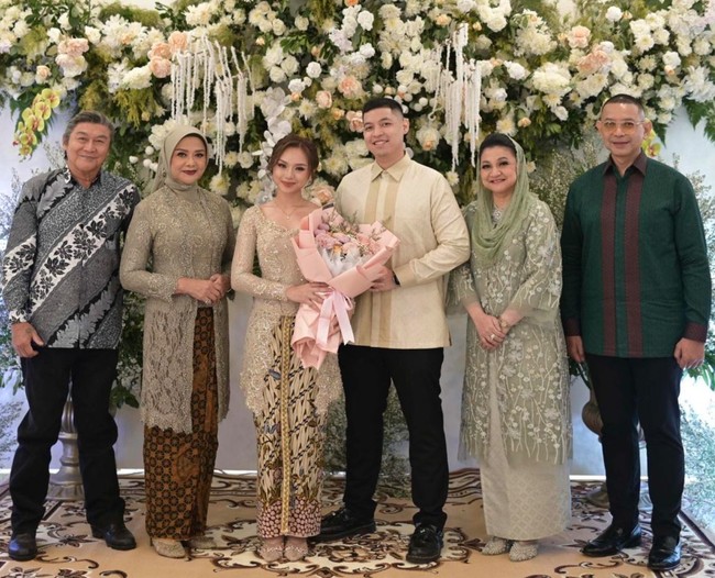 Sebagai orangtua yang berbahagia, Betharia Sonata dan Willy Dozan turut hadiri di acara lamaran putrinya. Meski Betharia dan Willy sudah bercerai sejak tahun 2002 namun keduanya tetap terlihat masih kompak. Foto: Instagram/@official.bethariasonata