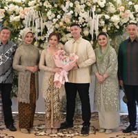 Sebagai orangtua yang berbahagia, Betharia Sonata dan Willy Dozan turut hadiri di acara lamaran putrinya. Meski Betharia dan Willy sudah bercerai sejak tahun 2002 namun keduanya tetap terlihat masih kompak. Foto: Instagram/@official.bethariasonata