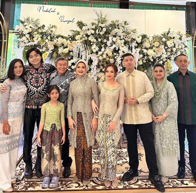 Kakak Nabilah, Leon Dozan juga terlihat turut hadir di acara spesial adiknya tersebut. Berpose di sebelah Willy Dozan, Leon tampak mengenakan kemeja batik berwarna hitam. Foto: Instagram/@official.bethariasonata