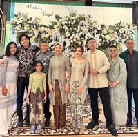 Kakak Nabilah, Leon Dozan juga terlihat turut hadir di acara spesial adiknya tersebut. Berpose di sebelah Willy Dozan, Leon tampak mengenakan kemeja batik berwarna hitam. Foto: Instagram/@official.bethariasonata