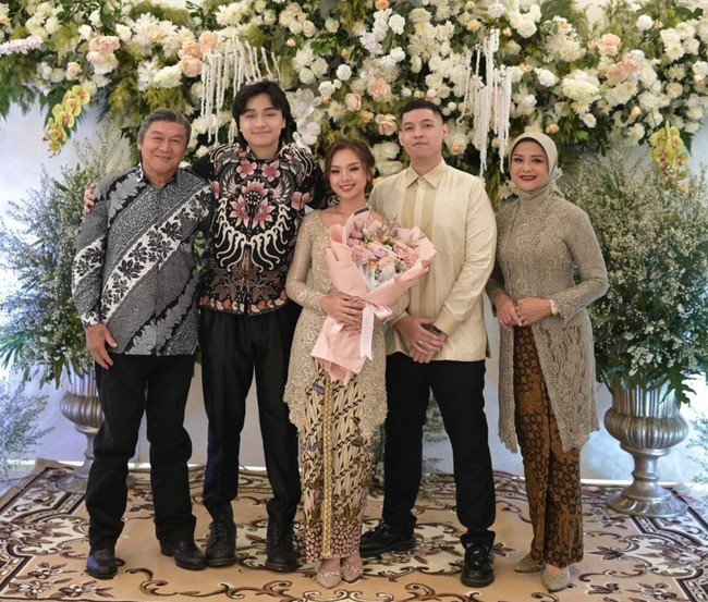 Nabilah dan tunangannya, Verryal terlihat kompak dalam balutan busana berwarna krem. Nabilah sendiri terlihat anggun dengan kebaya dan rambut yang disanggul klasik. Foto: Instagram/@official.bethariasonata