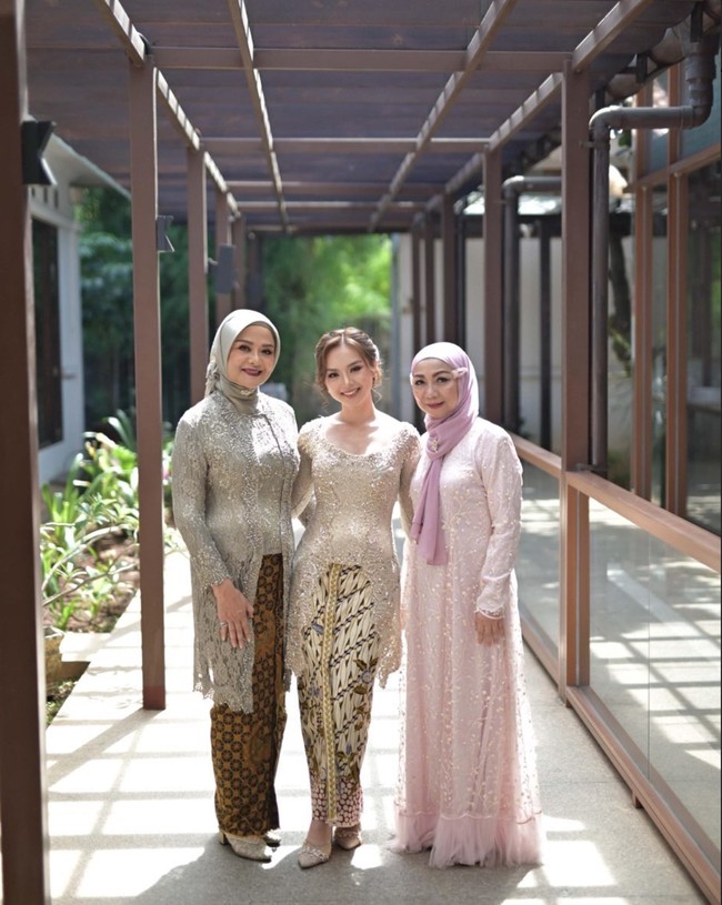 Betharia sendiri tampil menawan dengan kebaya berwarna hijau sage di momen lamaran sang putri. Meski sudah berusia 61 tahun namun dirinya masih terlihat cantik. Foto: Instagram/@official.bethariasonata