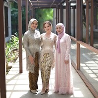 Betharia sendiri tampil menawan dengan kebaya berwarna hijau sage di momen lamaran sang putri. Meski sudah berusia 61 tahun namun dirinya masih terlihat cantik. Foto: Instagram/@official.bethariasonata