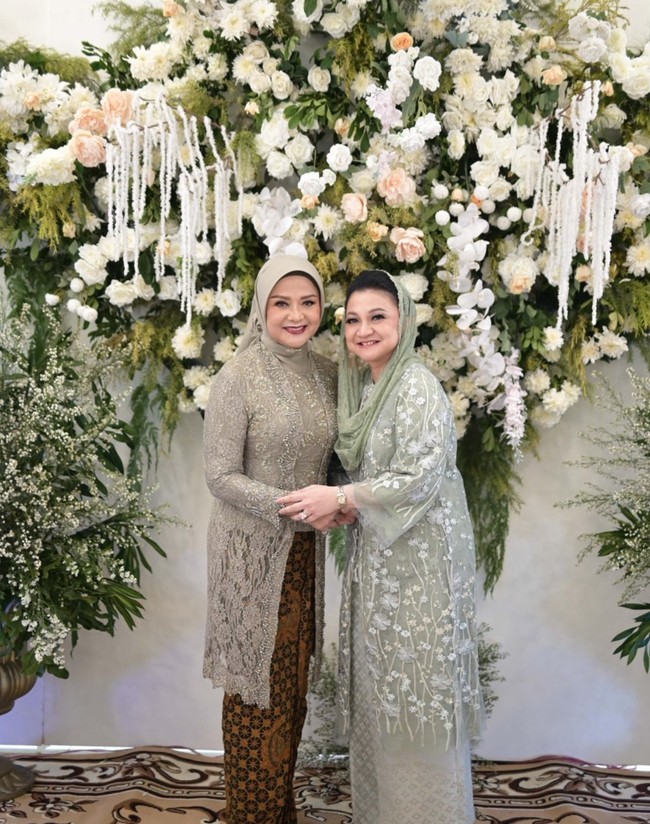 Betharia terlihat kompak berpose bersama calon besannya. Mama beta dan mama lisa bahagiaaaaa, tulis Betharia dalam unggahannya. Foto: Instagram/@official.bethariasonata