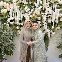 Betharia terlihat kompak berpose bersama calon besannya. Mama beta dan mama lisa bahagiaaaaa, tulis Betharia dalam unggahannya. Foto: Instagram/@official.bethariasonata