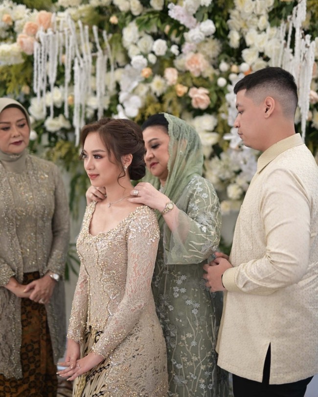 Proses lamaran berlangsung dengan lancar. Melalui akun Instagram pribadinya Betharia Sonata membagikan foto-foto lamaran putrinya tersebut. Foto: Instagram/@official.bethariasonata