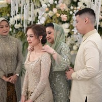 Proses lamaran berlangsung dengan lancar. Melalui akun Instagram pribadinya Betharia Sonata membagikan foto-foto lamaran putrinya tersebut. Foto: Instagram/@official.bethariasonata