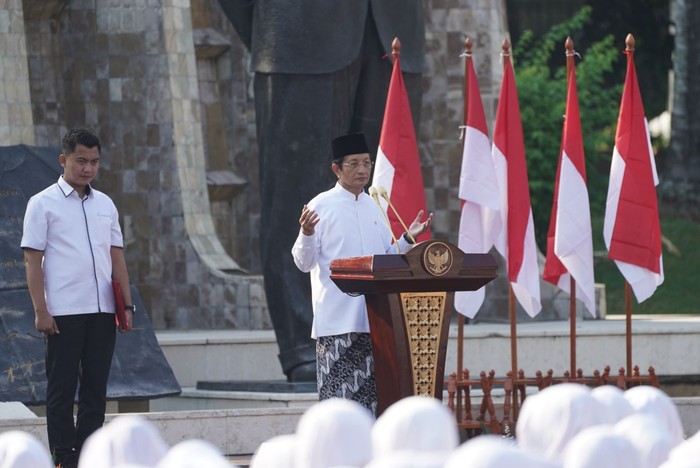 Menteri Agama (Menag) RI, Prof. Nasaruddin Umar, menjadi pemimpin upacara Hari Santri Nasional 2024 di Tugu Proklamasi, Jakarta, Selasa (22/10/2024).