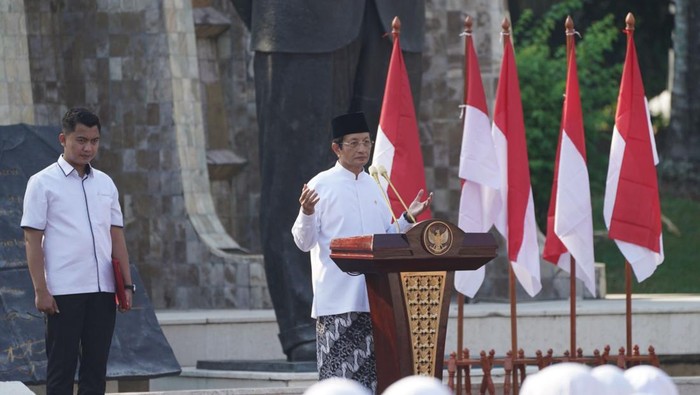 Menteri Agama (Menag) RI, Prof. Nasaruddin Umar, menjadi pemimpin upacara Hari Santri Nasional 2024 di Tugu Proklamasi, Jakarta, Selasa (22/10/2024).