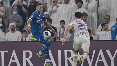 ABU DHABI, UNITED ARAB EMIRATES - OCTOBER 21: Neymar (L) of Al-Hilal in action against Matias Palacios (20) of Al-Ain during the AFC Champions League match between Al-Ain and Al-Hilal at Hazza bin Zayed Stadium in Abu Dhabi, United Arab Emirates on October 21, 2024. (Photo by Waleed Zein/Anadolu via Getty Images)