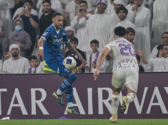 ABU DHABI, UNITED ARAB EMIRATES - OCTOBER 21: Neymar (L) of Al-Hilal in action against Matias Palacios (20) of Al-Ain during the AFC Champions League match between Al-Ain and Al-Hilal at Hazza bin Zayed Stadium in Abu Dhabi, United Arab Emirates on October 21, 2024. (Photo by Waleed Zein/Anadolu via Getty Images)