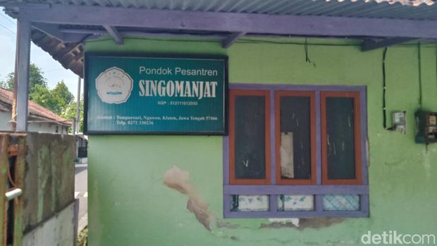 Papan nama Ponpes Singo Manjat di Tempursari, Klaten. Foto diunggah Selasa (22/10/2024).