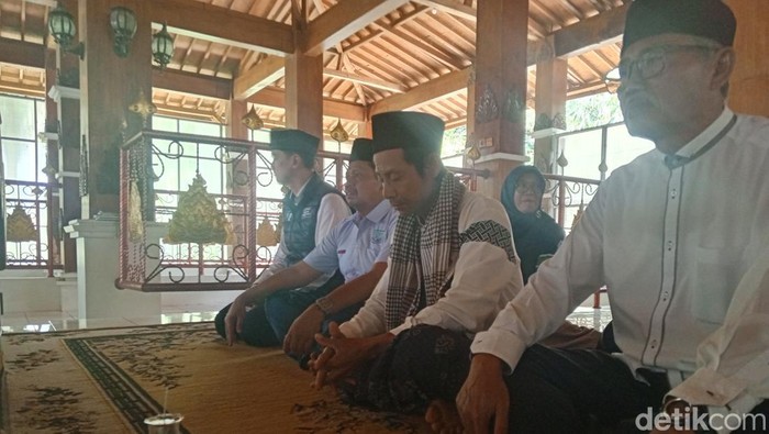 Paslon nomor urut 2 Dony Ahmad Munir dan Fajar Aldila saat berziarah ke makam keramat Prabu Geusan Ulun.