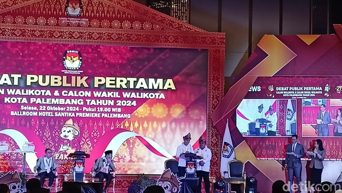 Paslon Yudha Pratomo saat menyampaikan visi misi di debat Pilkada Palembang 2024.