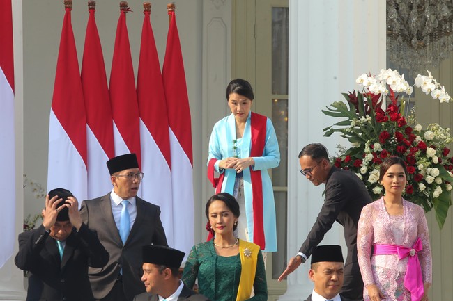 Kebaya model kutubaru yang menjadi pilihan Veronica berwarna biru langit dalam material polos, tanpa brokat atau lace seperti pada umumnya, sehingga memberi kesan modern. (Foto: Grandyos Zafna/detikcom)