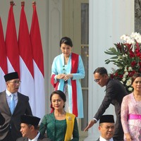 Kebaya model kutubaru yang menjadi pilihan Veronica berwarna biru langit dalam material polos, tanpa brokat atau lace seperti pada umumnya, sehingga memberi kesan modern. (Foto: Grandyos Zafna/detikcom)