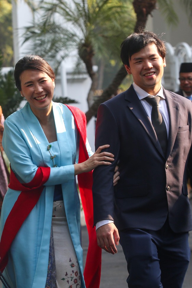 Tidak ketinggalan selendang merah yang tersampir di pundaknya. Selendang serupa juga dipakai Veronica saat menghadiri pelantikan Ahok sebagai Gubernur DKI pada 2014. (Foto: Grandyos Zafna/detikcom)