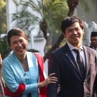 Tidak ketinggalan selendang merah yang tersampir di pundaknya. Selendang serupa juga dipakai Veronica saat menghadiri pelantikan Ahok sebagai Gubernur DKI pada 2014. (Foto: Grandyos Zafna/detikcom)