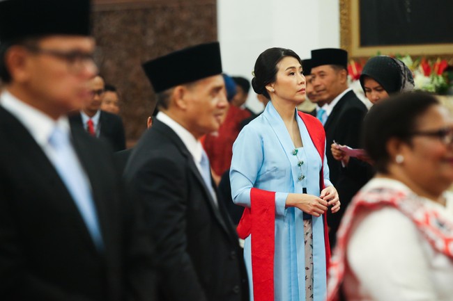 Veronica pun mengikuti seremoni pelantikan yang digelar di Istana Negara, Senin (21/10/2024). Seperti para perempuan yang menghadiri acara tersebut, ia mengandalkan kebaya. Namun, ibu tiga anak ini stand out dengan versinya tersendiri. (Foto: Grandyos Zafna/detikcom)