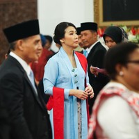 Veronica pun mengikuti seremoni pelantikan yang digelar di Istana Negara, Senin (21/10/2024). Seperti para perempuan yang menghadiri acara tersebut, ia mengandalkan kebaya. Namun, ibu tiga anak ini stand out dengan versinya tersendiri. (Foto: Grandyos Zafna/detikcom)