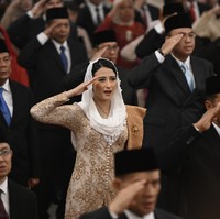 Dyah Roro Esti baru saja ditunjuk sebagai Wakil Menteri Perdagangan (wamendag). Pelantikannya sebagai wamendag mengundang perhatian mengingat usianya yang masih sangat muda. Selain itu, wamen milenial tersebut juga jadi sorotan karena tampil cantik mengenakan kebaya rancangan Didiet Maulana. Foto: ANTARA FOTO/SIGID KURNIAWAN