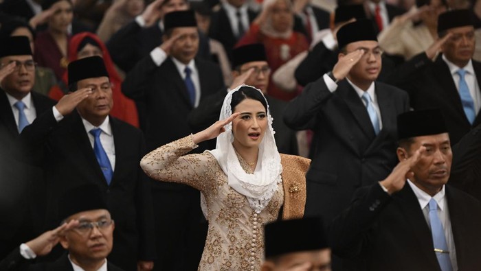 Sejumlah wakil menteri menyanyikan lagu Indonesia Raya seusai pelantikan wakil menteri Kabinet Merah Putih di Istana Negara, Jakarta, Senin (21/10/2024). Presiden Prabowo Subianto melantik 56 wakil menteri Kabinet Merah Putih periode 2024-2029. ANTARA FOTO/Sigid Kurniawan/mrh/rwa.