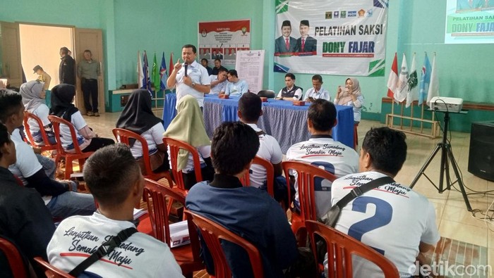 Pelatihan saksi paslon nomor urut 2 Dony Ahmad Munir dan Fajar Aldila di Kecamatan Ganeas, Sumedang