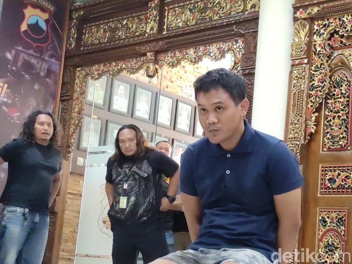 Pembunuh wanita asal Grobogan di kamar kos di Peterongan, Kota Semarang, Muhammad Adhi Nugroho (28) ditangkap Polrestabes Semarang, Selasa (22/10/2024).