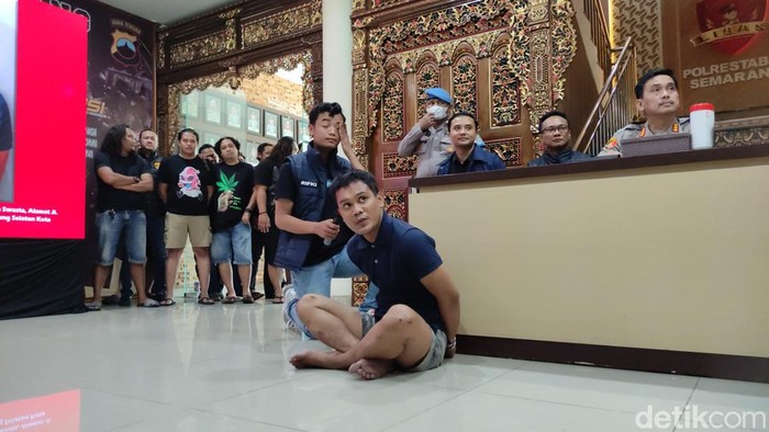 Pembunuh wanita asal Grobogan di kamar kos di Peterongan, Kota Semarang, Muhammad Adhi Nugroho (28) ditangkap Polrestabes Semarang, Selasa (22/10/2024).