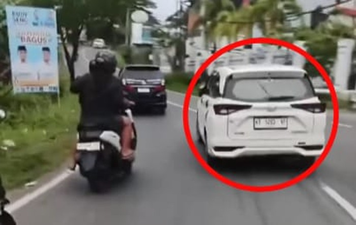 Pemobil ugal-ugalan menabrak dan menyeret balita di hingga tewas di Balikpapan.