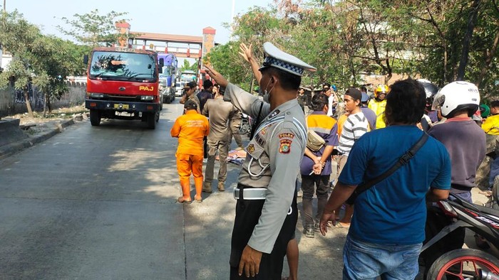 Pengendara motor tewas terlindas truk trailer di Jalan Akses Marunda, Cilincing, Jakarta Utara.