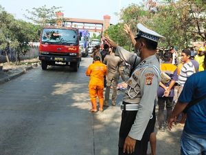 Pengendara Motor Tewas Terlindas Truk Trailer di Marunda Cilincing
