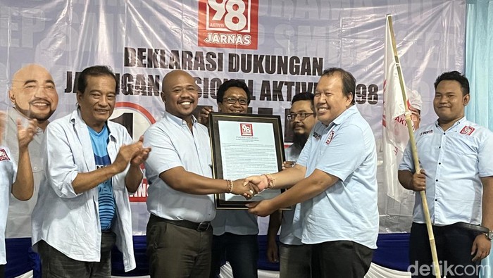 Penyerahan piagam deklarasi Jarnas 98 Bali sebagai bentuk dukungan kepada pasangan Mulia-PAS, Selasa (22/10/2024). (Ida Bagus Putu Mahendra/detikBali)