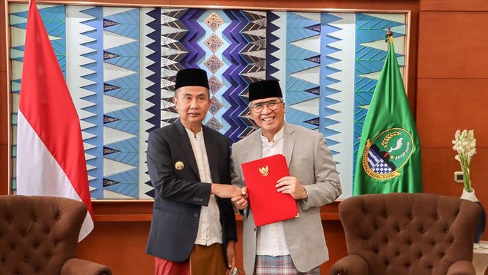 Penyerahan SK Perpanjangan Masa Jabatan Pj Walkot Cimahi oleh Pj Gubernur Jabar