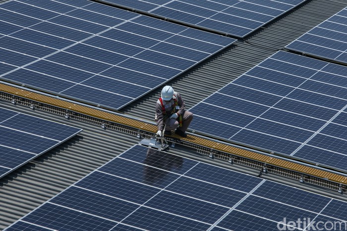 Petugas melakukan pengecekan dan perawatan rutin panel surya di Merck, Jakarta, Selasa (22/10/2024).