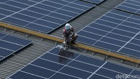 Petugas melakukan pengecekan dan perawatan rutin panel surya di Merck, Jakarta, Selasa (22/10/2024).