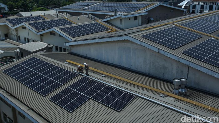 Percepat Transisi Perusahaan Menuju Energi Terbarukan Petugas melakukan pengecekan dan perawatan rutin panel surya di Merck, Jakarta, Selasa (22/10/2024).